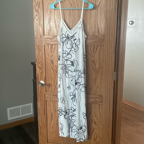 White and Black Maxi Dress Size Medium EUC - Picture 1 of 6